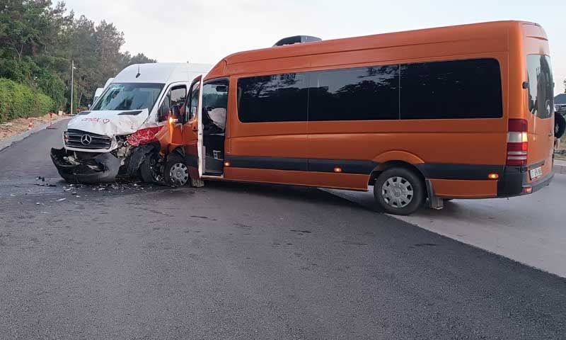  Antalya'da tur minibüsleri çarpıştı, 13 turist yaralandı