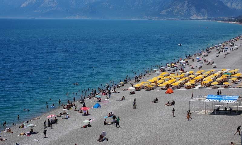 Tatilciler Antalya sahillerine akın etti