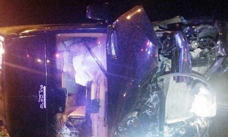Tur minibüsü otomobille çarpıştı. 1 kişi öldü 10 kidi de yaralandı