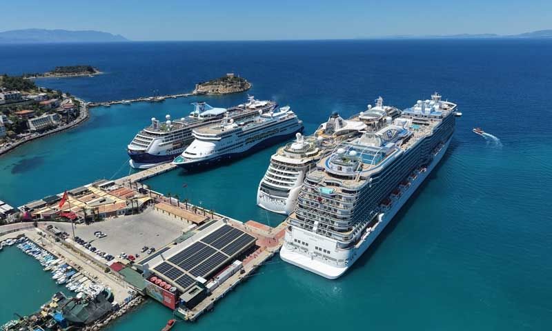  Kuşadası’na 4 kruvaziyer ile 9 bin turist geldi