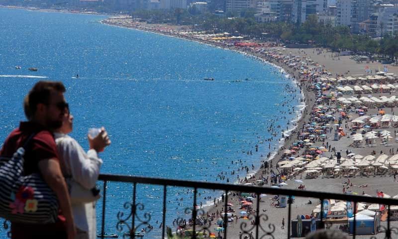 Antalya Konyaaltı sahili tatilcilerle doldu