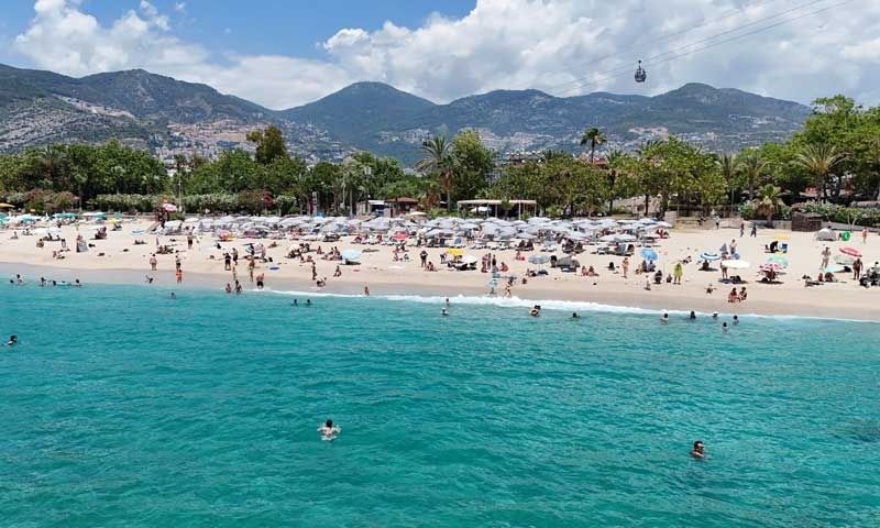 Hava sıcaklığı 30 dereceyi gördü, turistler sahile koştu