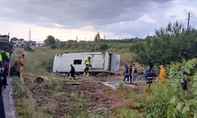 Tur minibüsi devrildi 5 kişi öldü
