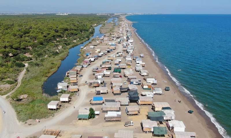Antalya'da denize sıfır 5 yıldızlı çardakların yerini halk plajları alıyor