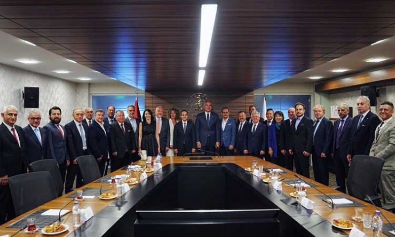 Bakan Ersoy’a kritik turizm ziyareti