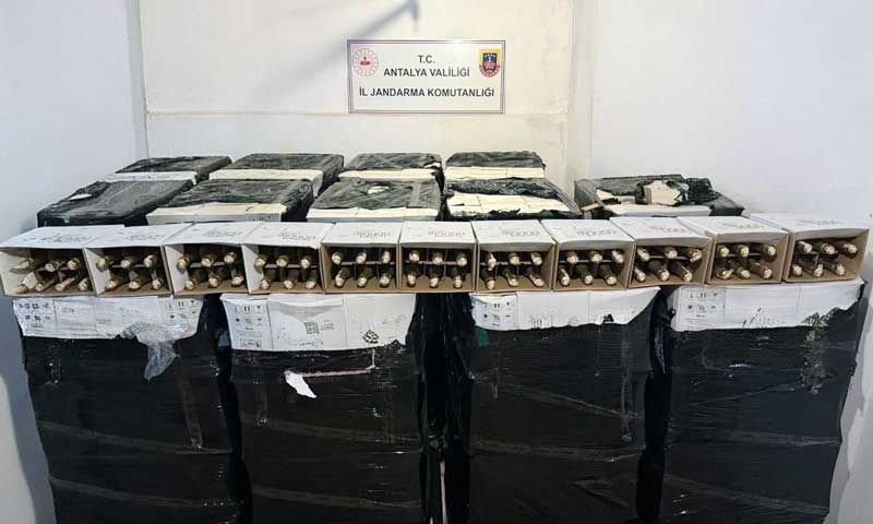 Kemer'de bir otel deposunda 13 bin litre kaçak ve sahte şampanya ele geçirdi
