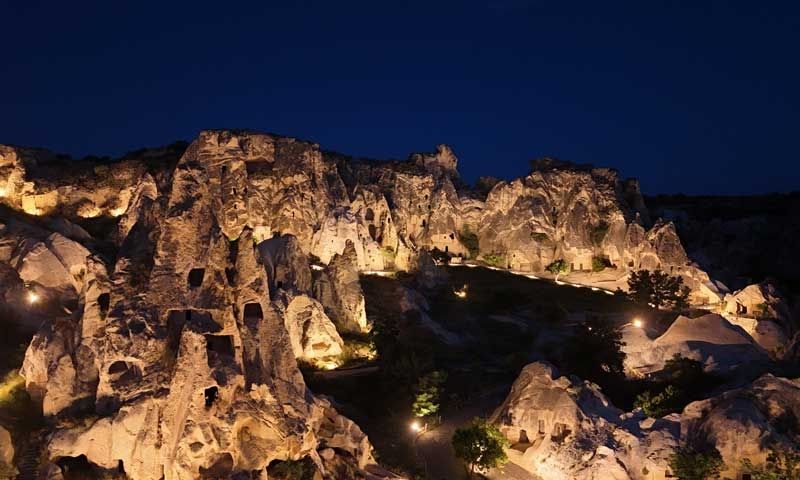 Kapadokya'da peri bacaları ve ören yerleri gece müzeciliği için aydınlatıldı