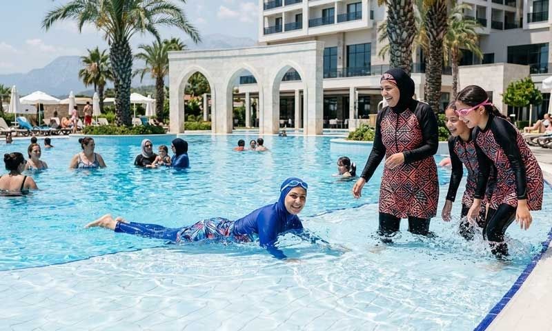 Müslüman kadınları tesettür mayosu ile havuza sokmayan Otele para cezası 