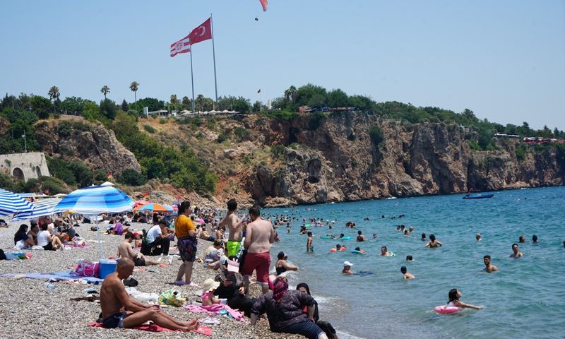 Antalya'da termometreler 38 dereceyi gösterdi, sahiller doldu