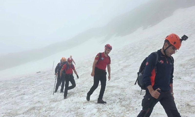 Mahsur kalan 3 turiste 10 saatlik çalışmaların ardından ulaşıldı