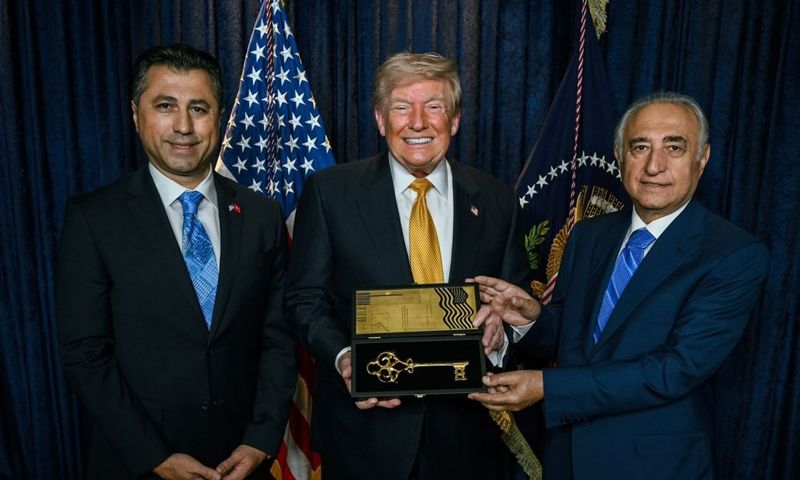 Oteli ziyareti anısına Trump'a 