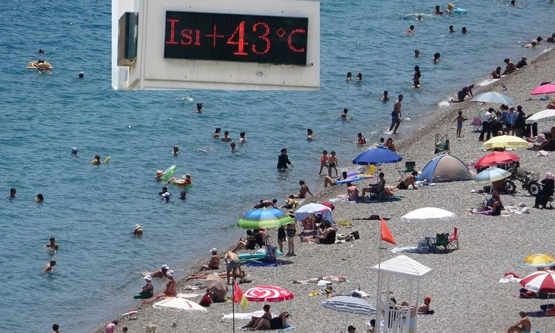 Termometrelerin 43 dereceyi gösterdiği Antalya'da sahiller doldu