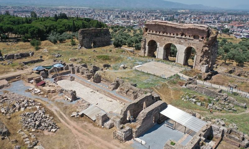 Bakan Ersoy: Tralleis'te 2 bin yıllık 300 kişilik antik havuz gün yüzüne çıkarıldı