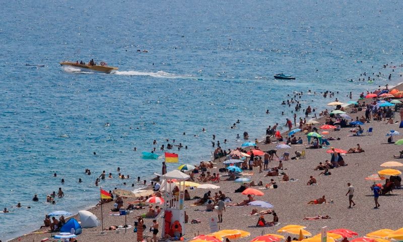 Antalya'da hava sıcaklığı 34 dereceyi deniz suyu sıcaklığı 30 dereceyi gördü