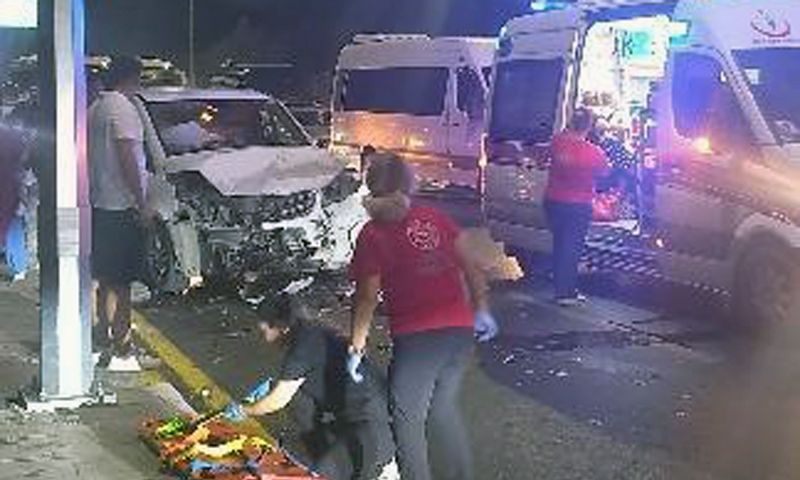 Antalya'da otomobil ile VIP araç çarpıştı: 8'i turist 10 kişi yaralandı