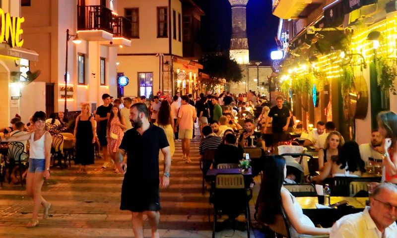 Antalya'nın turizm merkezi tarihi Kaleiçi hava kararınca nüfusunun 100 katını ağırlıyor