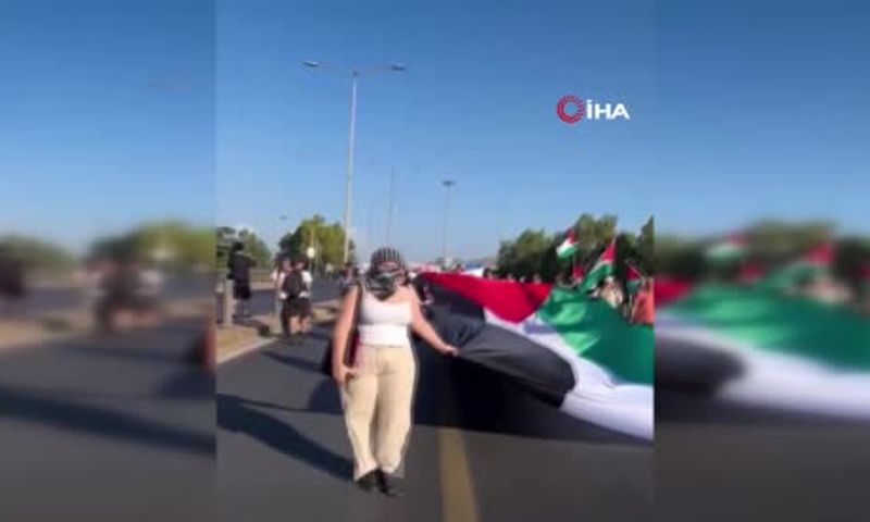 İsrailli turistleri taşıyan kruvaziyer gemisi Crown Iris,  protestolarla karşılandı