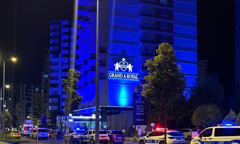 Otelin 5’inci katından atılan kadın hayatını kaybetti