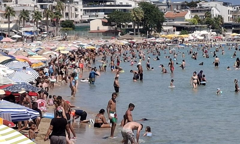 Sıcaklar nedeniyle plajda adım atacak yer kalmadı
