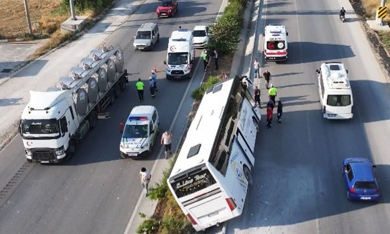 Ukraynalı turistleri taşıyan tur otobüsü devrildi