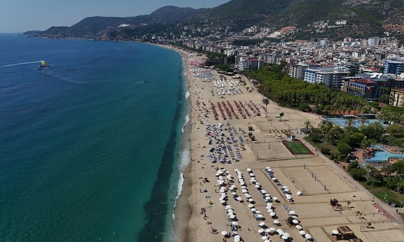 Alanya'da  sahiller doldu taştı