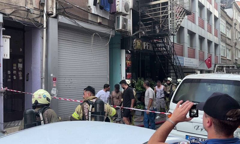 Bakırköy’de 6 katlı otelde yangın çıktı, 12 kişi yaralandı