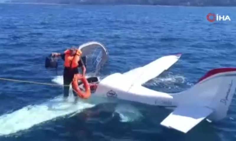 Rize’de denize acil iniş yapan uçakta bulunan 2 şahıs kurtarıldı