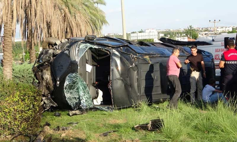 Antalya'da tur minibüsü, kamyonet ve otomobille çarpıştı: 8'i turist 15 kişi yaralandı