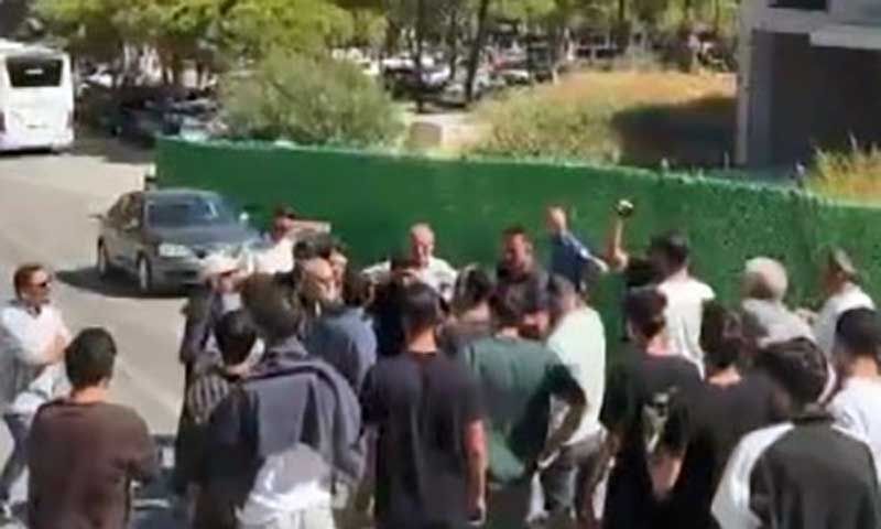 Otelden maaşlarını alamayan personel, müşterilerin çıkışına izin vermedi