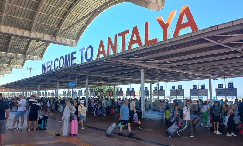 Antalya 9 ayda yüzde 5 turist kaybetti