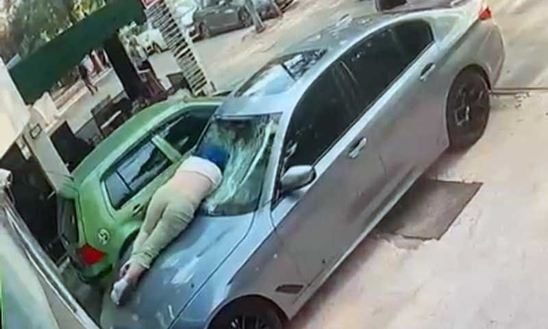 Otelin 6. katından otomobilin üstüne düşen kadın ağır yaralandı