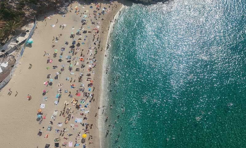 Antalya'da deniz ve hava sıcaklığı eşitlendi, plajlarda yoğunluk yaşandı