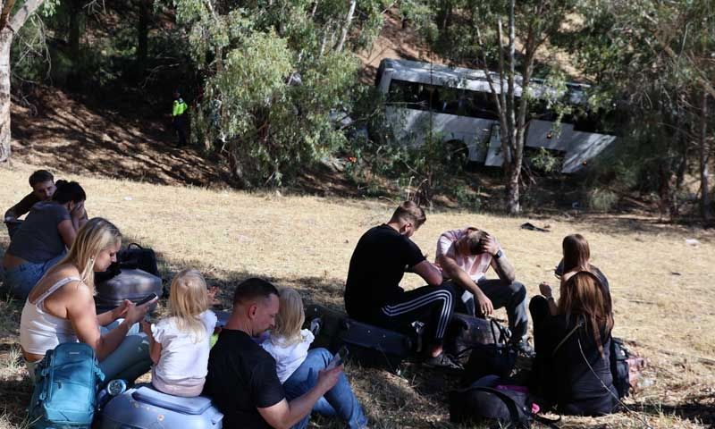 Turistleri taşıyan otobüs şarampole uçtu: 2 ölü 9 yaralı