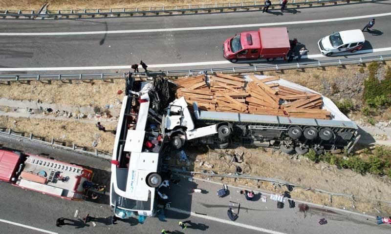 Tur otobüsü ile tır çarpıştı: 11 ölü 29 yaralı