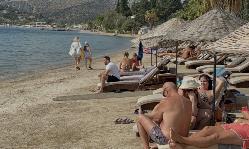 Güneşi gören yerli yabancı turistler denizin keyfini çıkardı