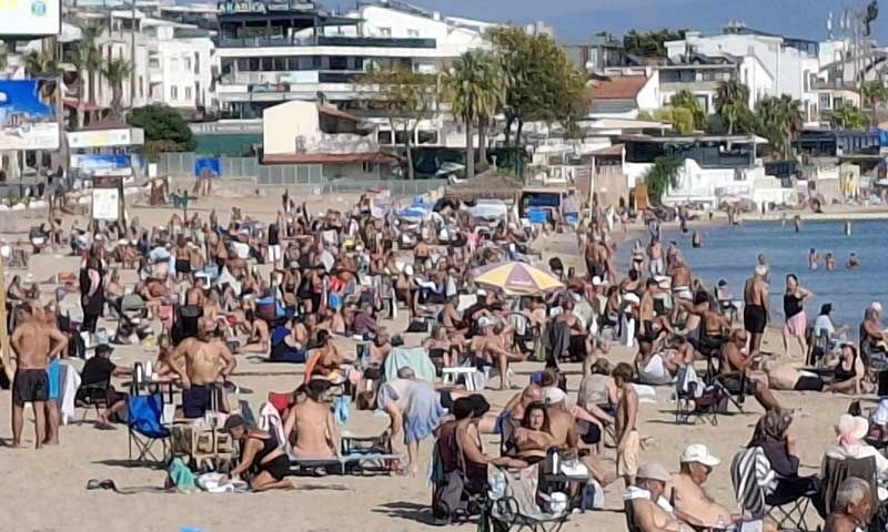 Ünlü plaj turistlerle doldu
