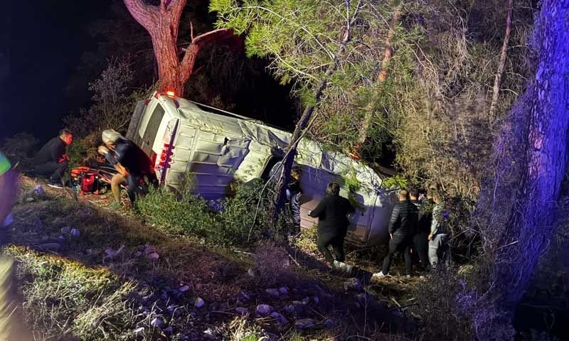 Antalya'da dağcıları taşıyan minibüs şarampole devrildi: 15 dağcı yaralandı
