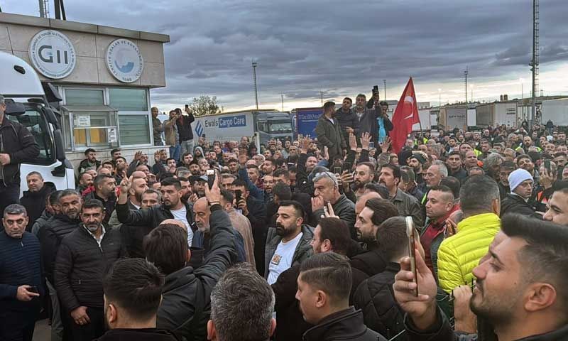 Edirne sınır kapısında Avrupa yönüne geçişler eylem nedeniyle 24 saattir durdu