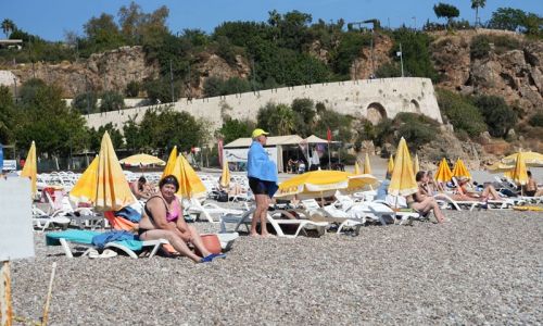 Antalya'nın sabahı kış, öğleni yaz oldu, tatilciler neye uğradığını şaşırdı